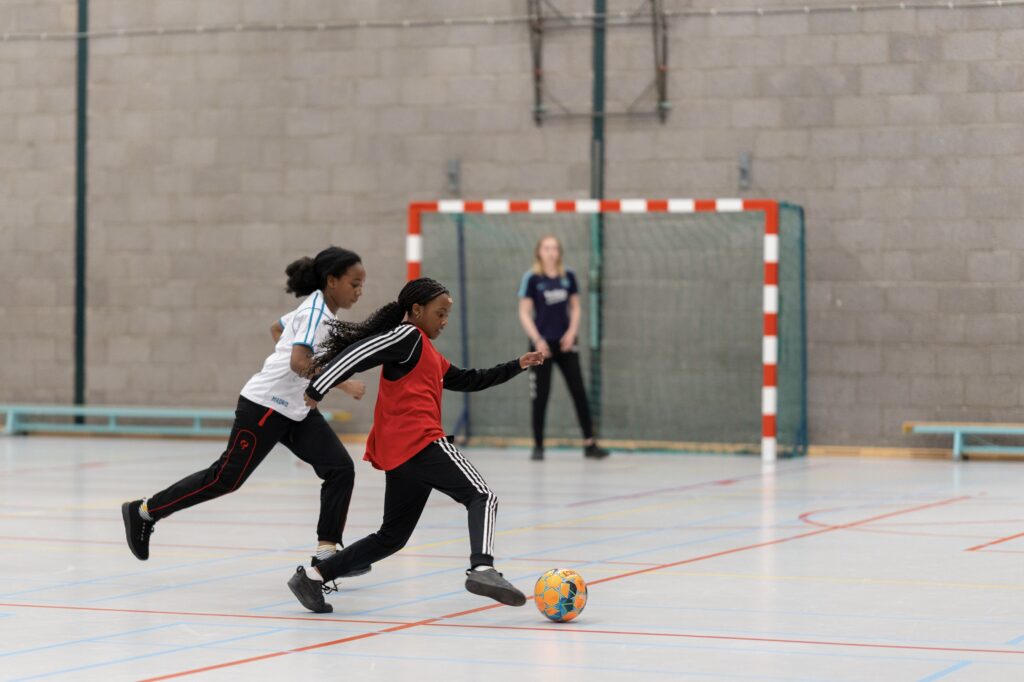 Middelbare scholieren spelen zaalvoetbal
