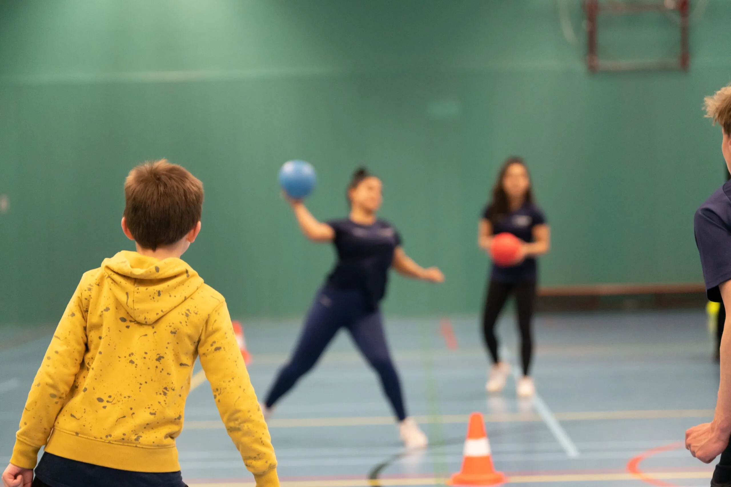 Kinderen die trefbal spelen in een gymzaal