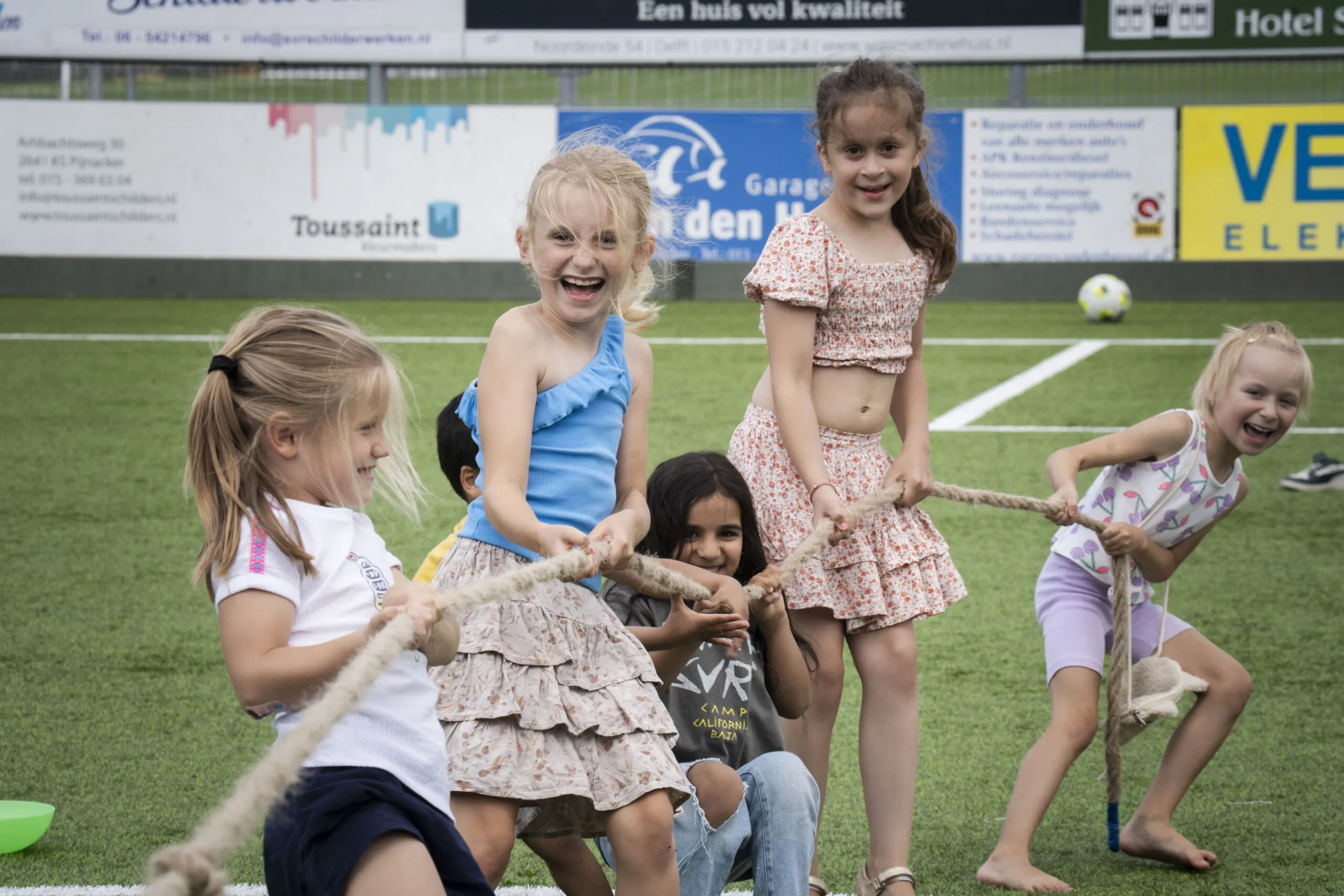 Jonge kinderen zijn aan het touwtje trekken