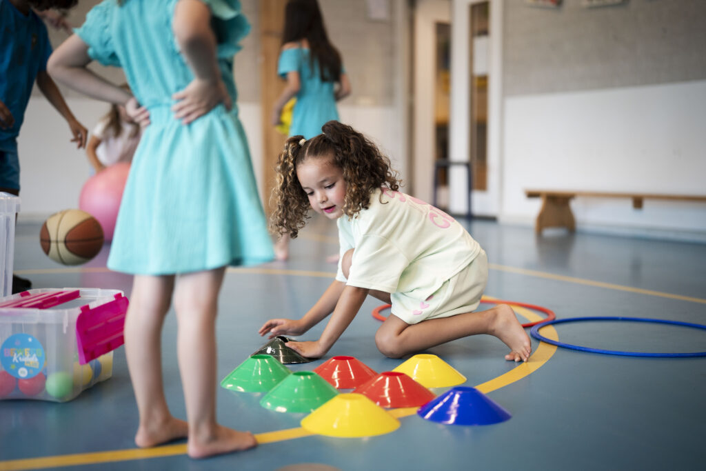 Spelende kinderen in een gymzaal